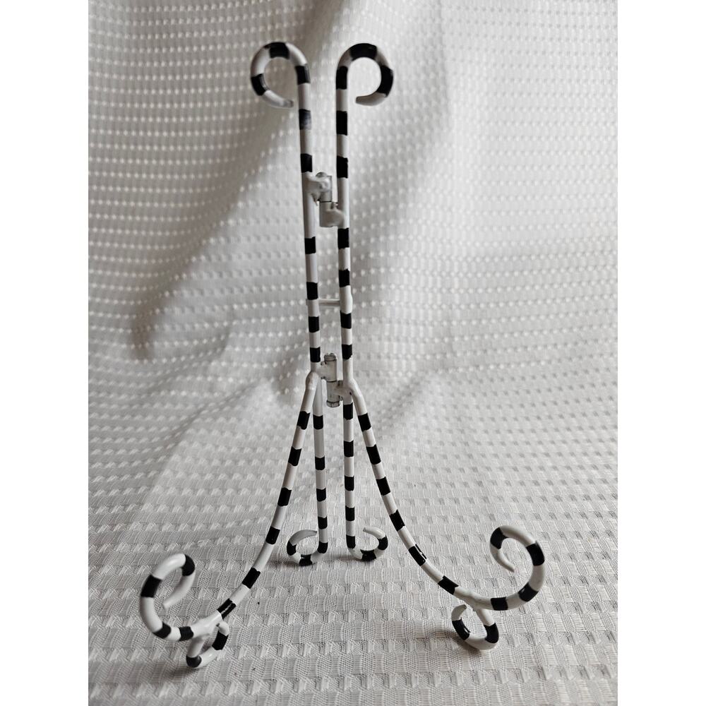 A White Metal Photo Stand with Black Stripes‎